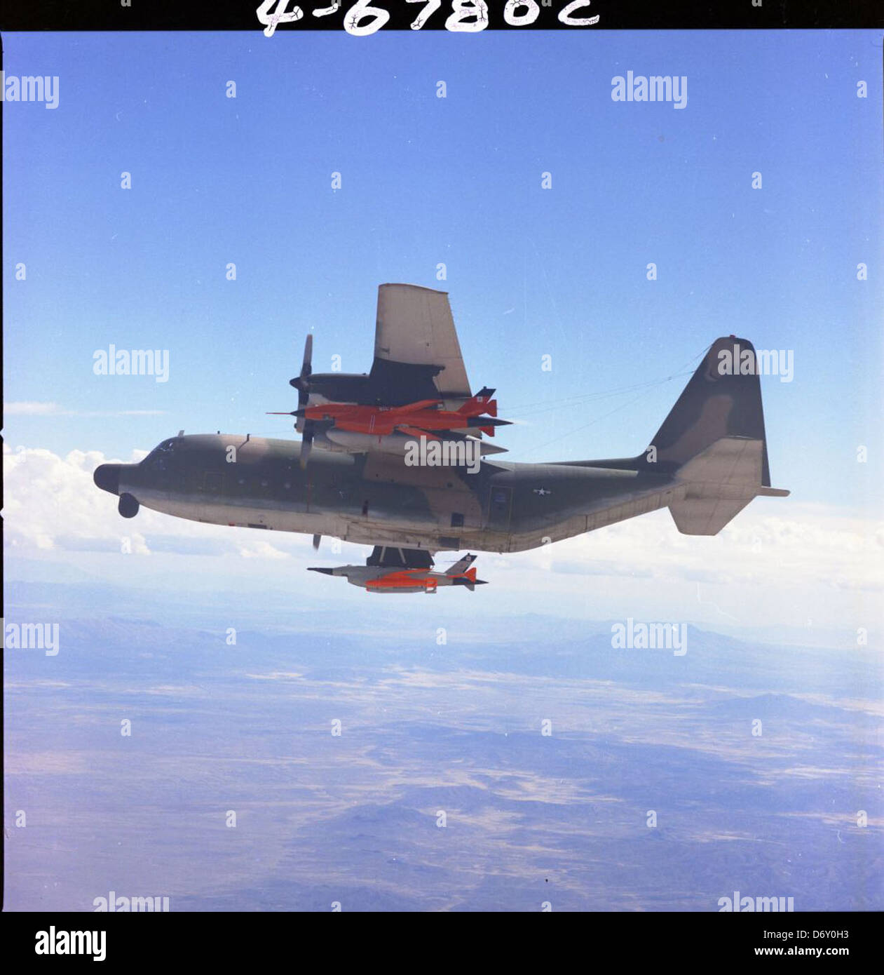 Cette grande photo de l'USAF montre divers modèles Lockheed C-130 Hercules, y compris le C-130 et le DC-130, utilisés pour les opérations militaires et la reconnaissance. Le C-130 a joué un rôle essentiel dans le transport de marchandises et de personnel. Banque D'Images