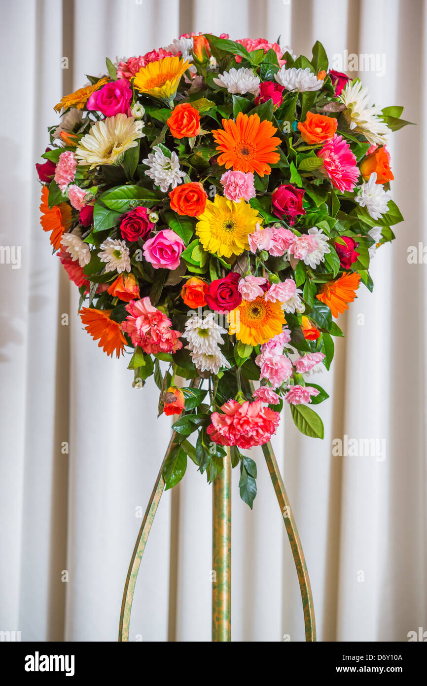 Bouquet de fleurs isolé sur rideau blanc en partie prix Banque D'Images