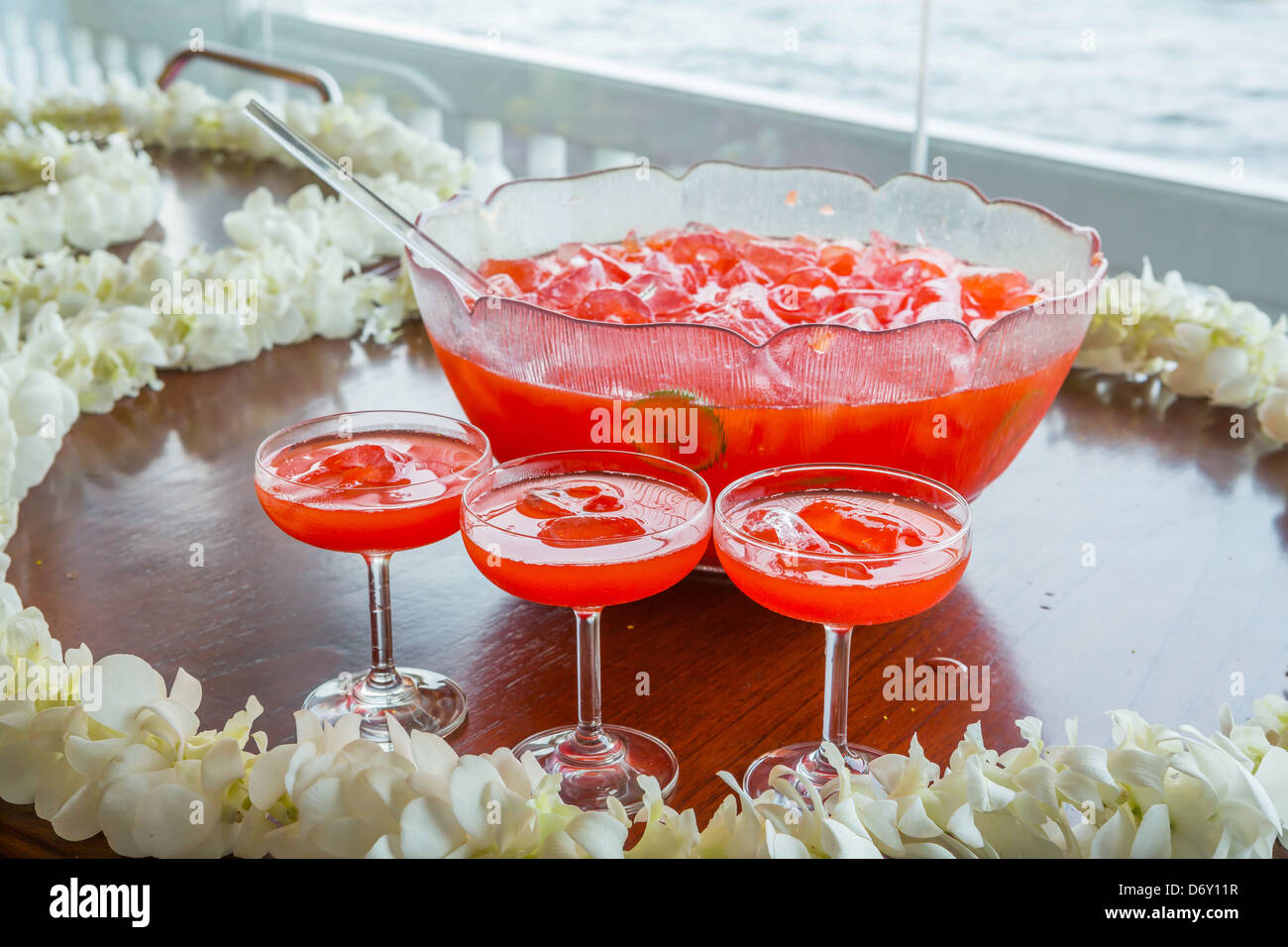 Punch aux fruits avec de la glace servi dans un beau grand bol en verre Banque D'Images