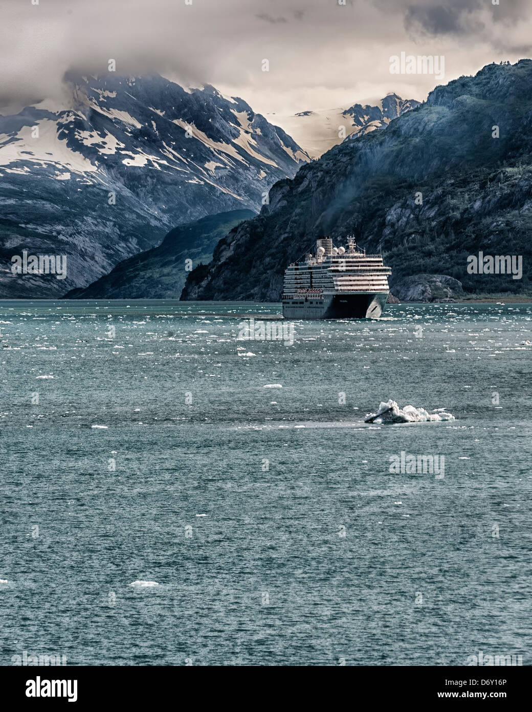 L'Oosterdam escales bateau de croisière dans le parc national Glacier Bay en Alaska Banque D'Images