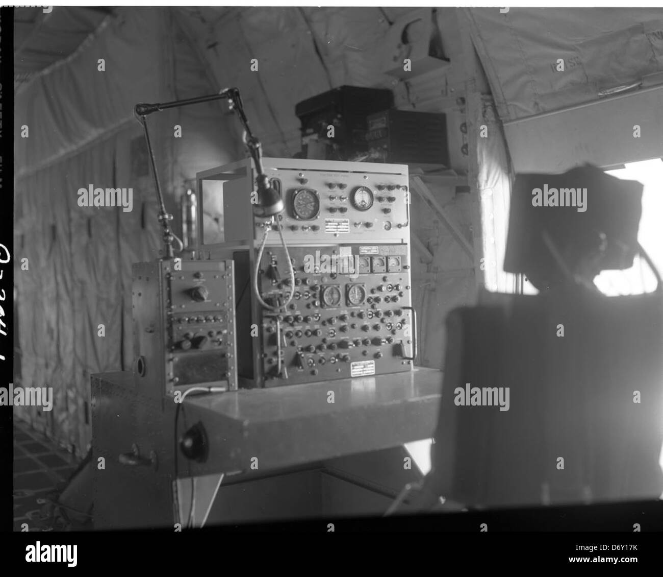 Le Lockheed C-130 Hercules est un avion de transport militaire polyvalent. Le DC-130A est une variante utilisée pour les opérations de drone, et cette image montre la console du C-130A, cruciale pour les missions de transport militaire et de reconnaissance. Banque D'Images