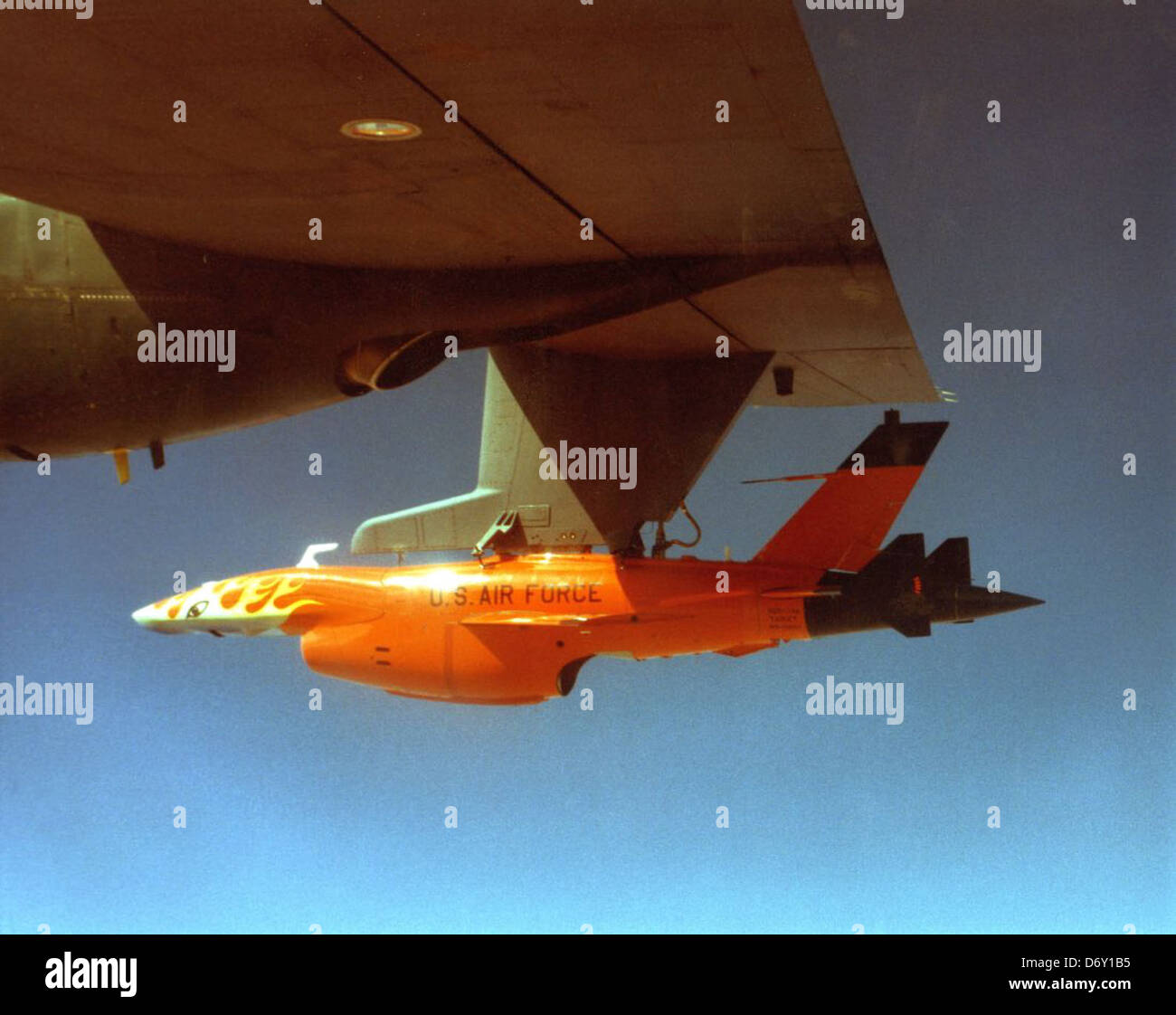 Cette photo montre les modèles Lockheed C-130 Hercules et DC-130, y compris la version militaire utilisée pour les opérations de drones. Le C-130 fait partie intégrante des missions de transport et d'aviation militaire depuis des décennies. Banque D'Images