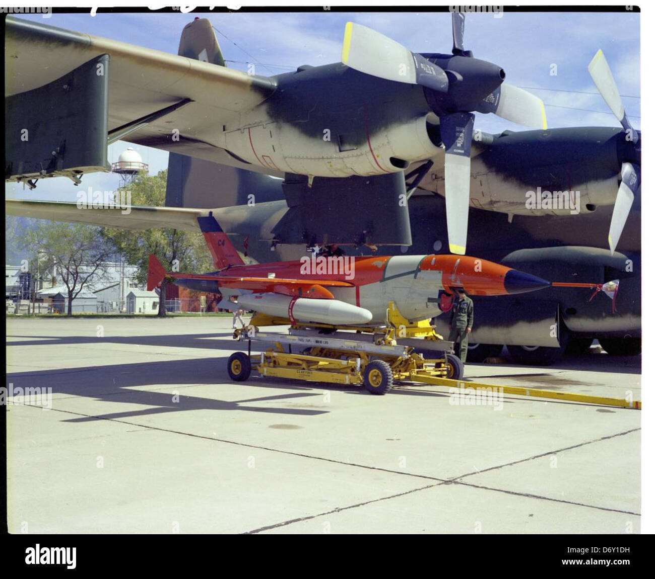 Cette image montre un drone BGM-34C et un Lockheed C-130 Hercules à la base aérienne de Hill, montrant l'utilisation militaire de drones dans des missions de reconnaissance et de surveillance pendant la Guerre froide. Banque D'Images