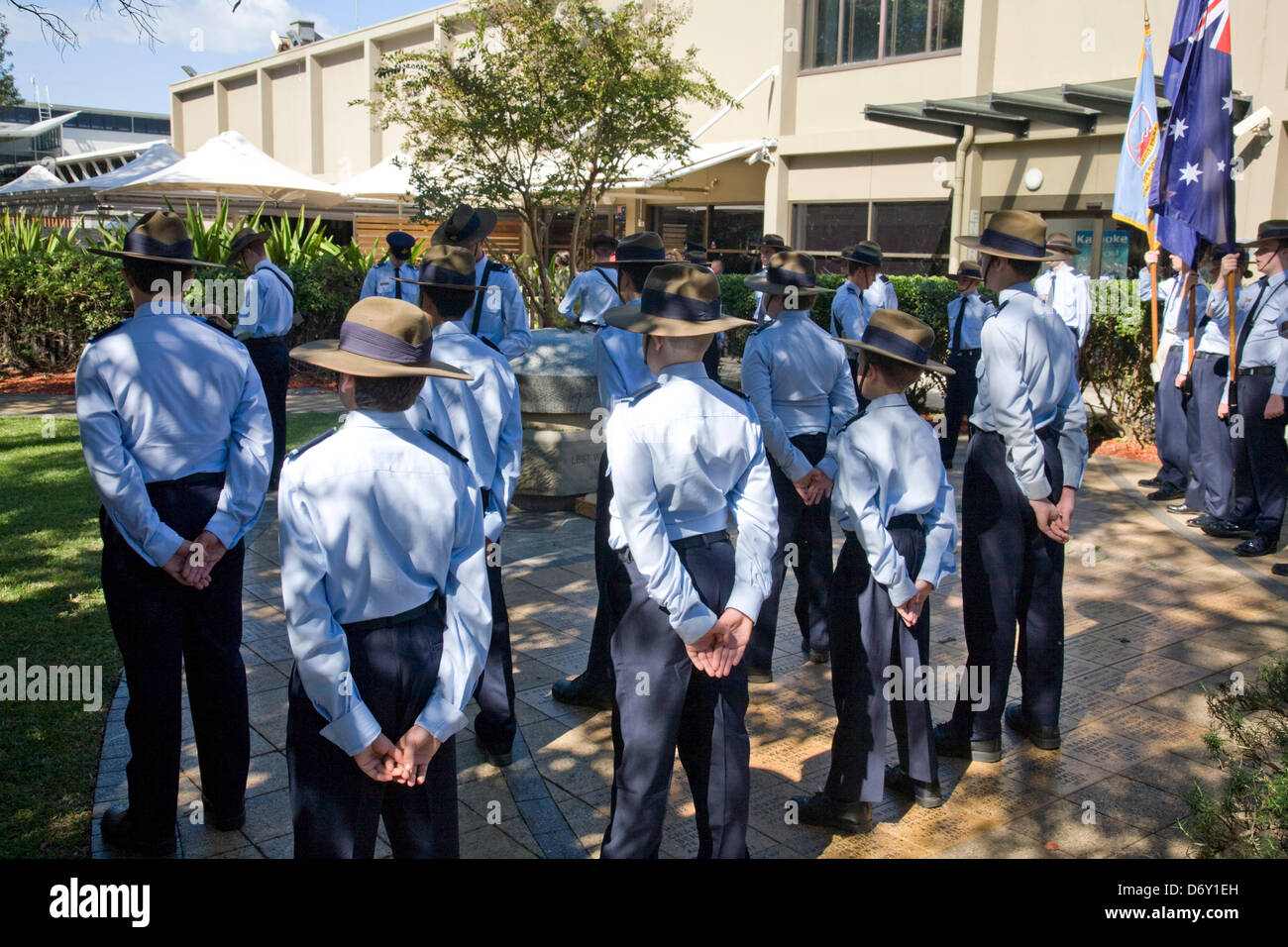 ANZAC Day Australia, cadets militaires au service mené à Avalon Beach RSL en mémoire et en souvenir de ceux qui ont servi dans les guerres mondiales et les conflits, l'Australie d'ANZAC, de peur que nous oubliions Banque D'Images