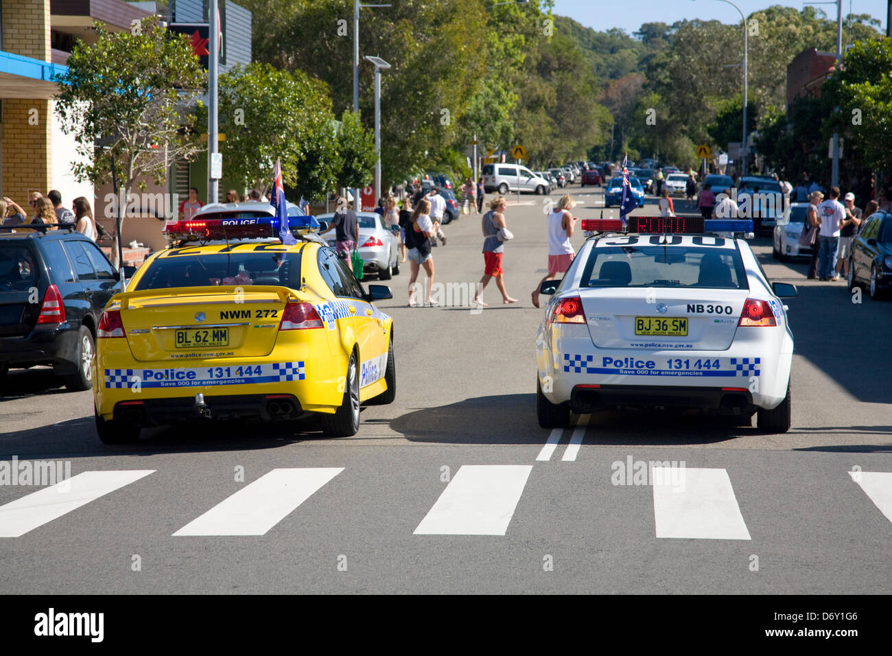 Deux véhicules de police de la Nouvelle-galles du Sud ferment une rue à Avalon Beach pour le défilé de jour de l'ANZAC en mars 2013, Sydney, Nouvelle-Galles du Sud, Australie Banque D'Images