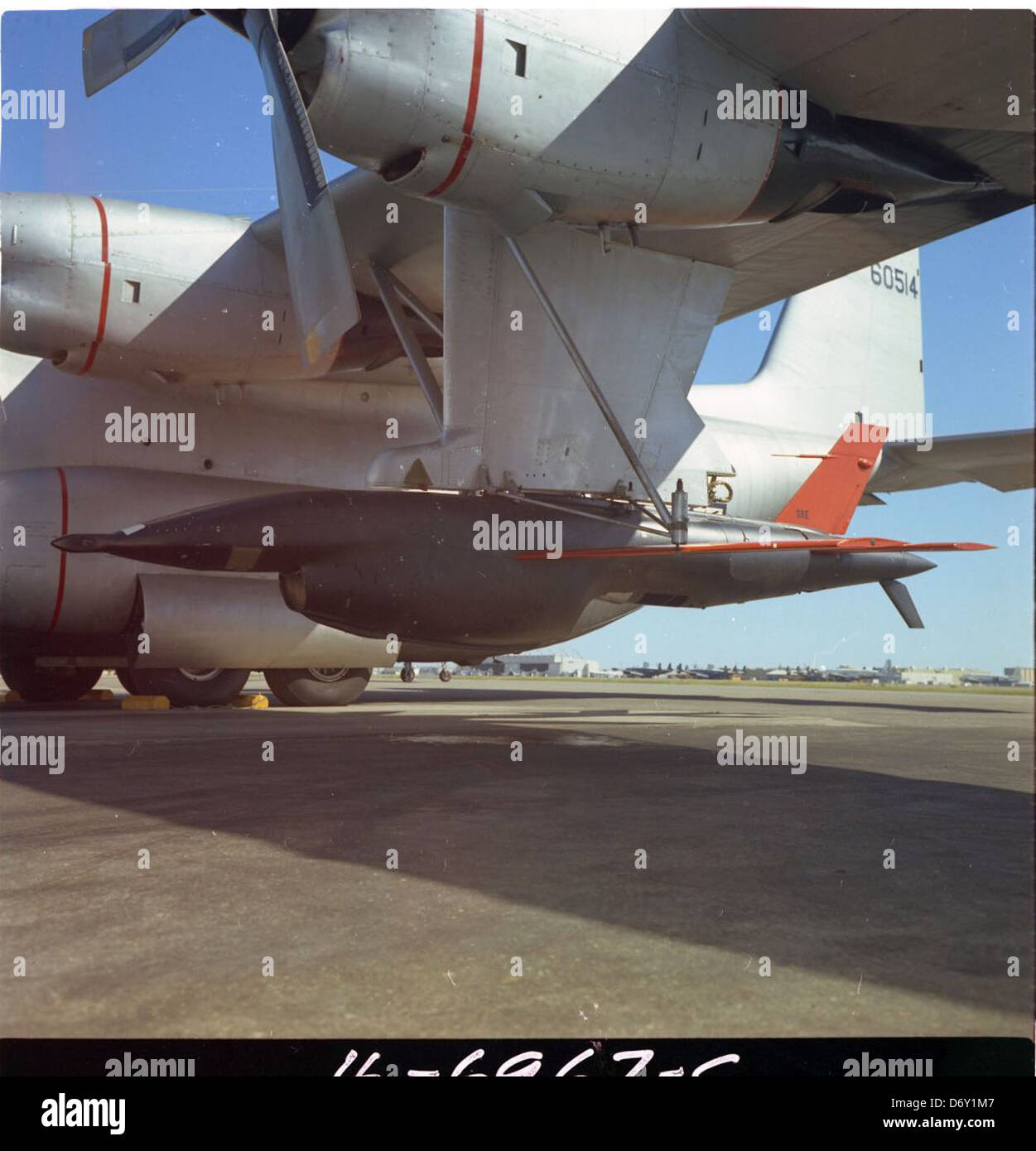 Cette photographie documente le Lockheed C-130 Hercules, un avion de transport militaire polyvalent, avec des détails précis sur son modèle et son historique de service. Le C-130 a joué un rôle clé dans un large éventail d'opérations militaires et continue de servir dans divers rôles au sein de l'US Air Force et d'autres forces aériennes dans le monde entier. Banque D'Images