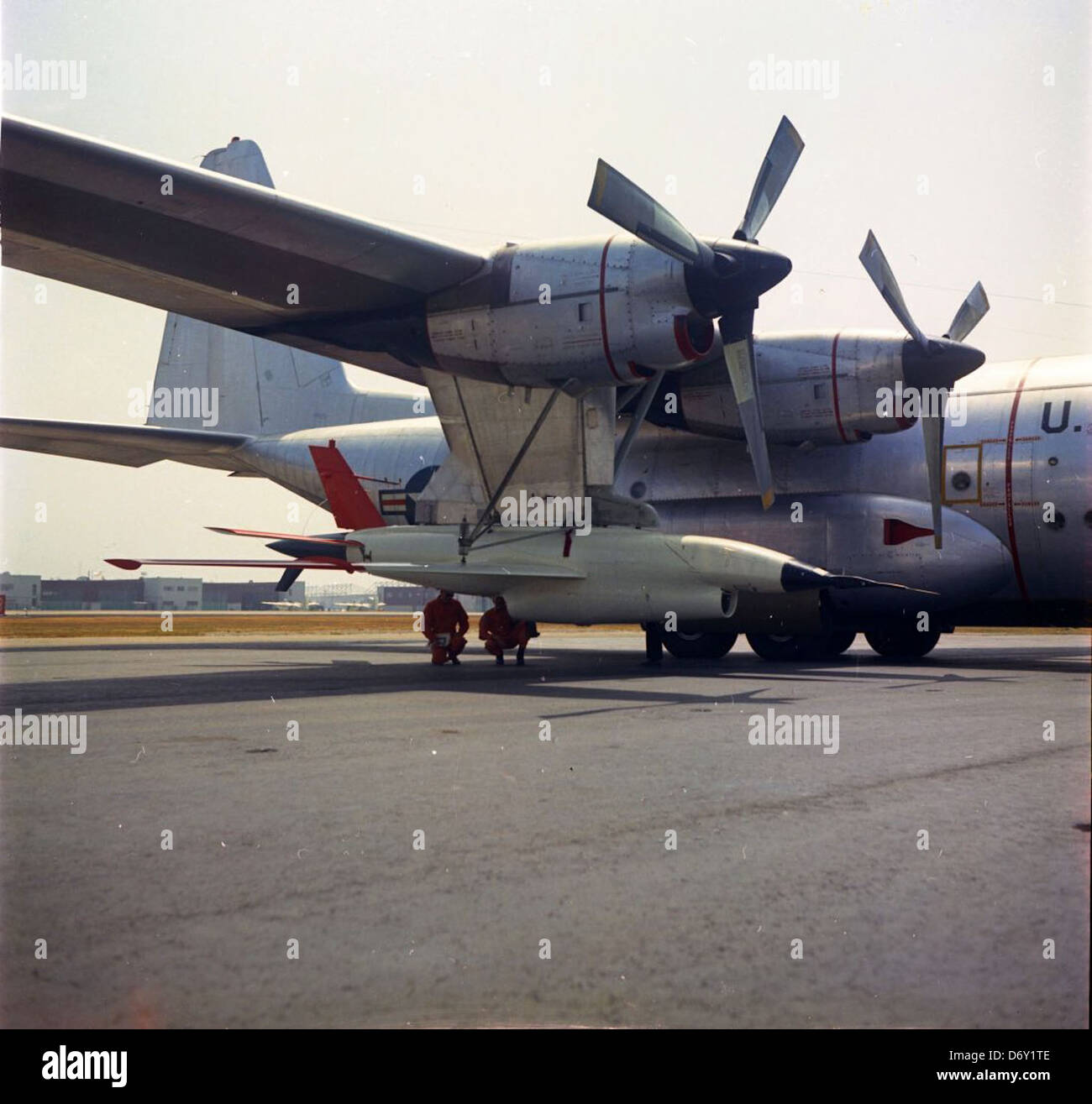 Cette image présente divers modèles des Lockheed C-130 Hercules et DC-130, y compris leur utilisation pour le transport militaire, les opérations de drones et les essais par Ryan Aeronautical, avec leur rôle important dans l'histoire de l'aviation militaire. Banque D'Images