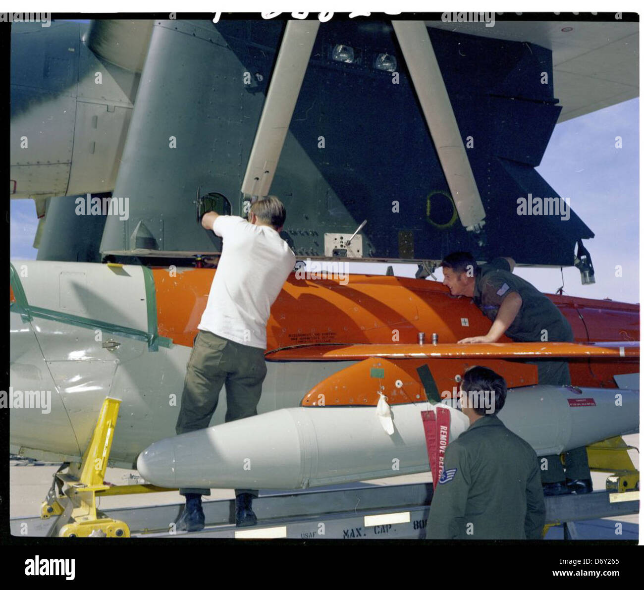 Le C-130 Hercules est un avion de transport militaire polyvalent développé par Lockheed, utilisé par l'US Air Force et d'autres Nations alliées. Cette photo montre un Lockheed C-130 Hercules, ainsi qu'une variante DC-130, à la base aérienne Hill Air Force. Le C-130 a été impliqué dans de nombreuses opérations militaires, y compris le transport aérien de troupes, de matériel, et la conduite d'opérations de drone à l'aide du DC-130 pour des essais de véhicules aériens sans pilote. Banque D'Images