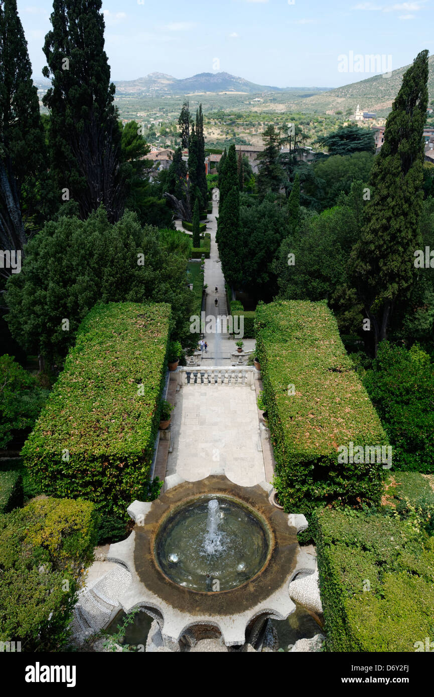 Villa d'Este. Tivoli. L'Italie. Voir ci-dessus de la fontaine de l'Bicchierone et l'axe central des jardins. La fontaine est Banque D'Images