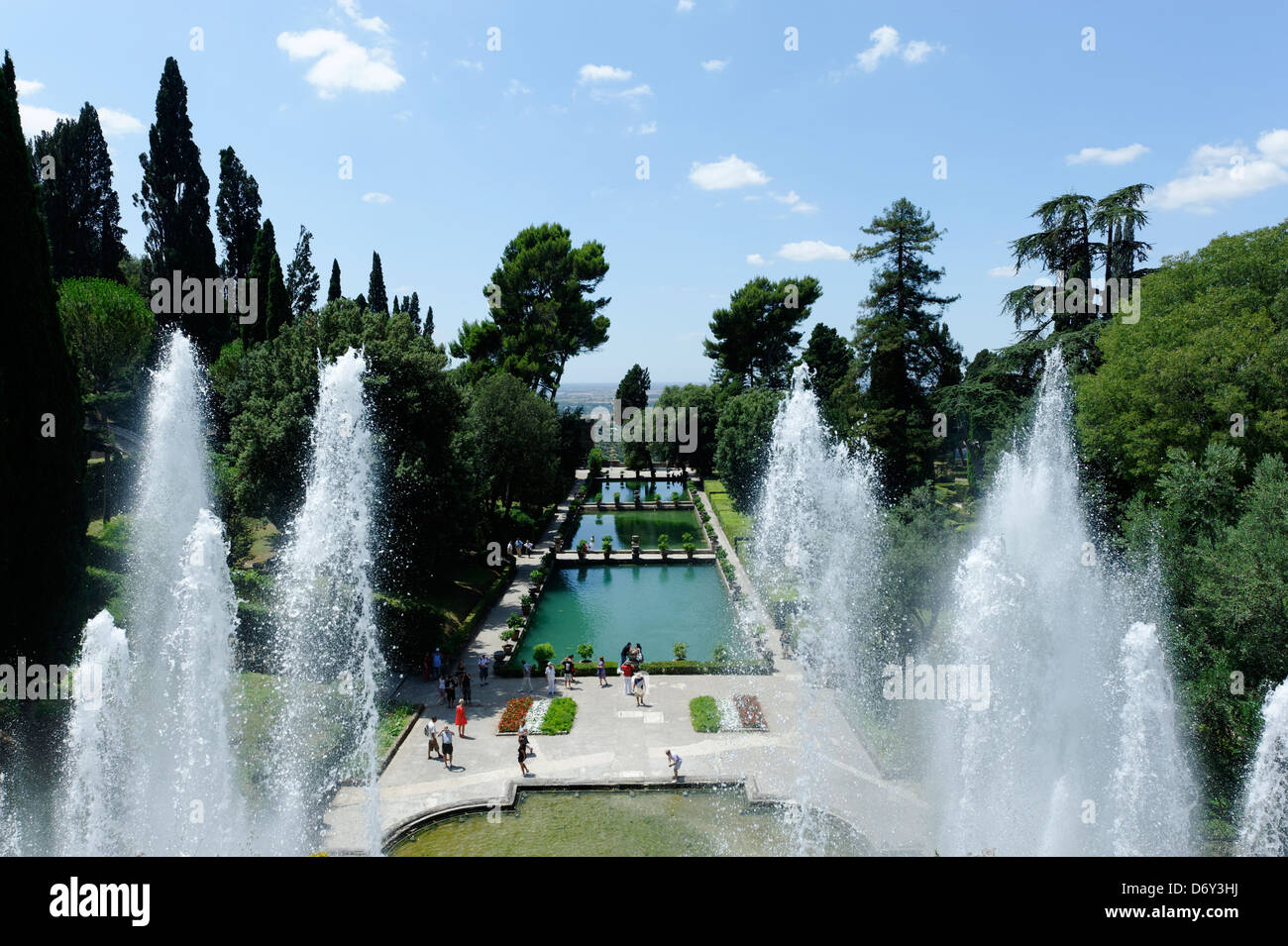 Villa d'Este. Tivoli. L'Italie. Vue à travers l'eau jaillissant de la fontaine de Neptune de la magnifique parc paysager luxuriant et lev Banque D'Images