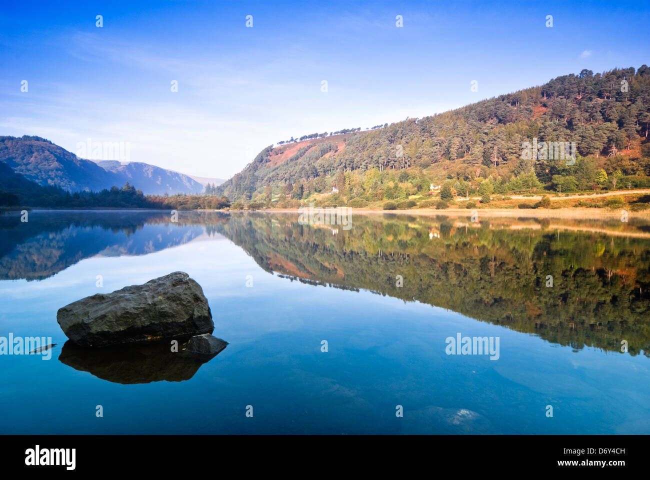 Lac Supérieur à Glendalough Parc pittoresque, République d'Irlande, Europe Banque D'Images