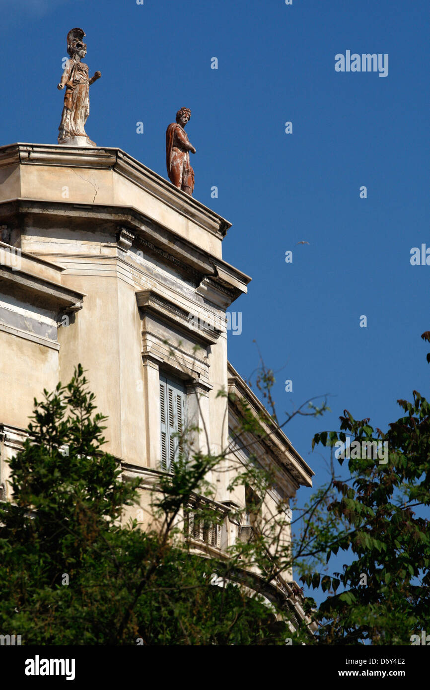 Chambre avec des statues dans le vieux quartier d'Athènes, Plaka. Banque D'Images