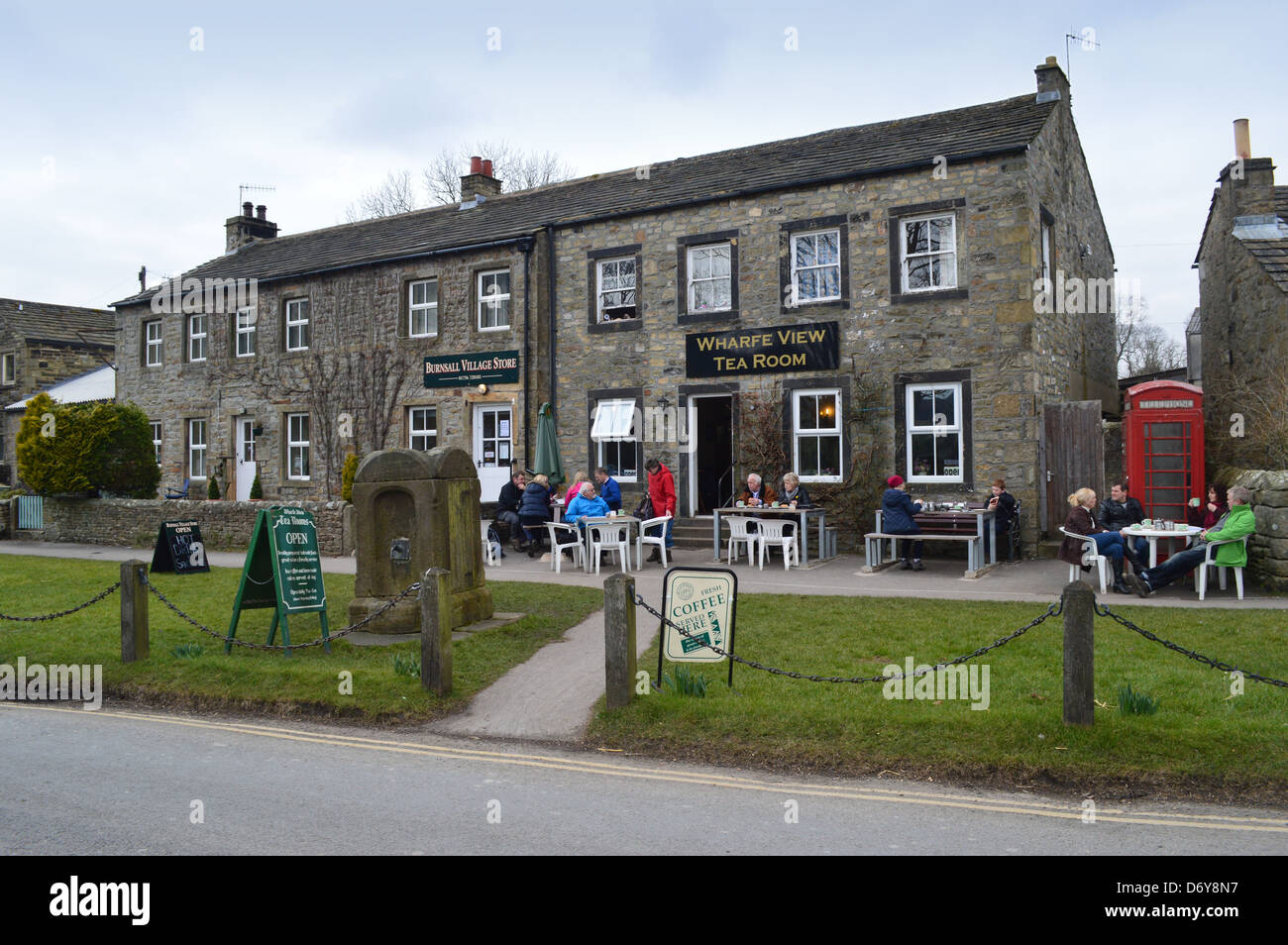 Les salons de thé & Village Shop à Tonbridge sur le Dales Way Sentier Wharfedale Yorkshire Banque D'Images