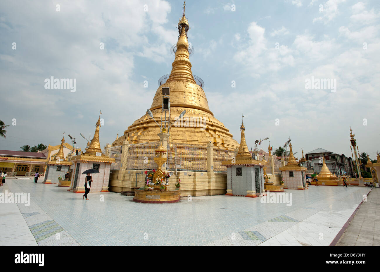 Les birmanes à pied autour de la Pagode Botataung Yangon Myanmar (Birmanie) Banque D'Images