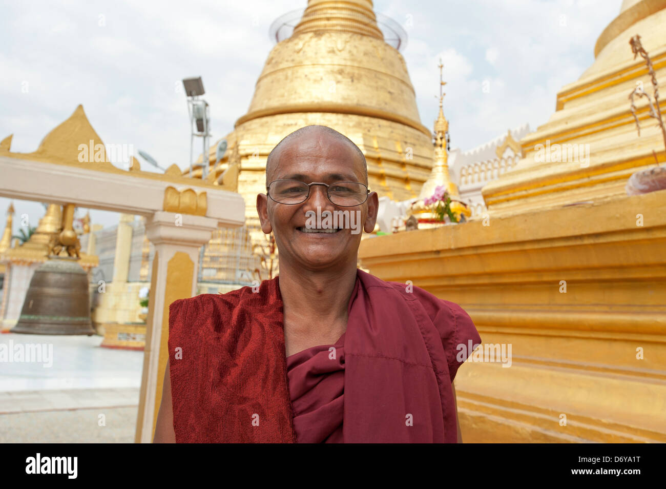 Smiling monk à la Pagode Botataung Yangon Myanmar (Birmanie) Banque D'Images