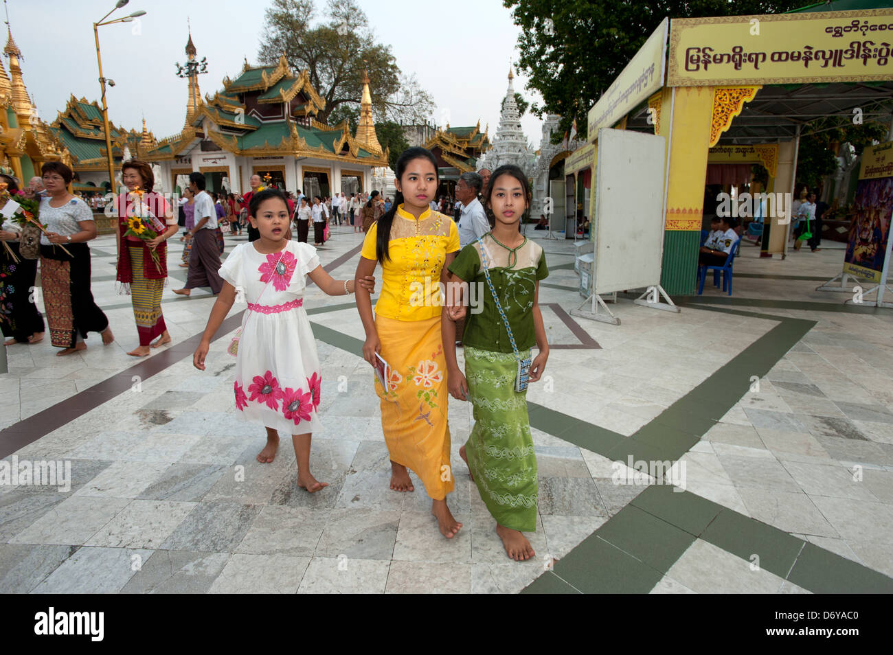 Les familles birmanes prendre une promenade en soirée autour de la pagode Shwedagon à Yangon Myanmar (Birmanie) Banque D'Images