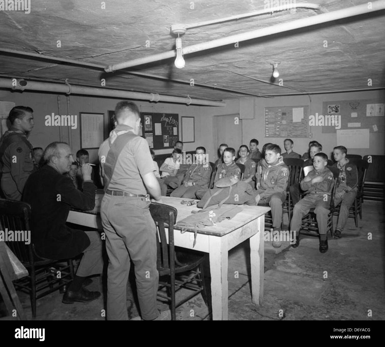 Un groupe de Boy Scouts en uniforme, photographié par Adolph B. Rice Studio. Cette image de la Bibliothèque de Virginie capture Boy Scouts of America lors d'un événement de scoutisme à Richmond, va. Banque D'Images