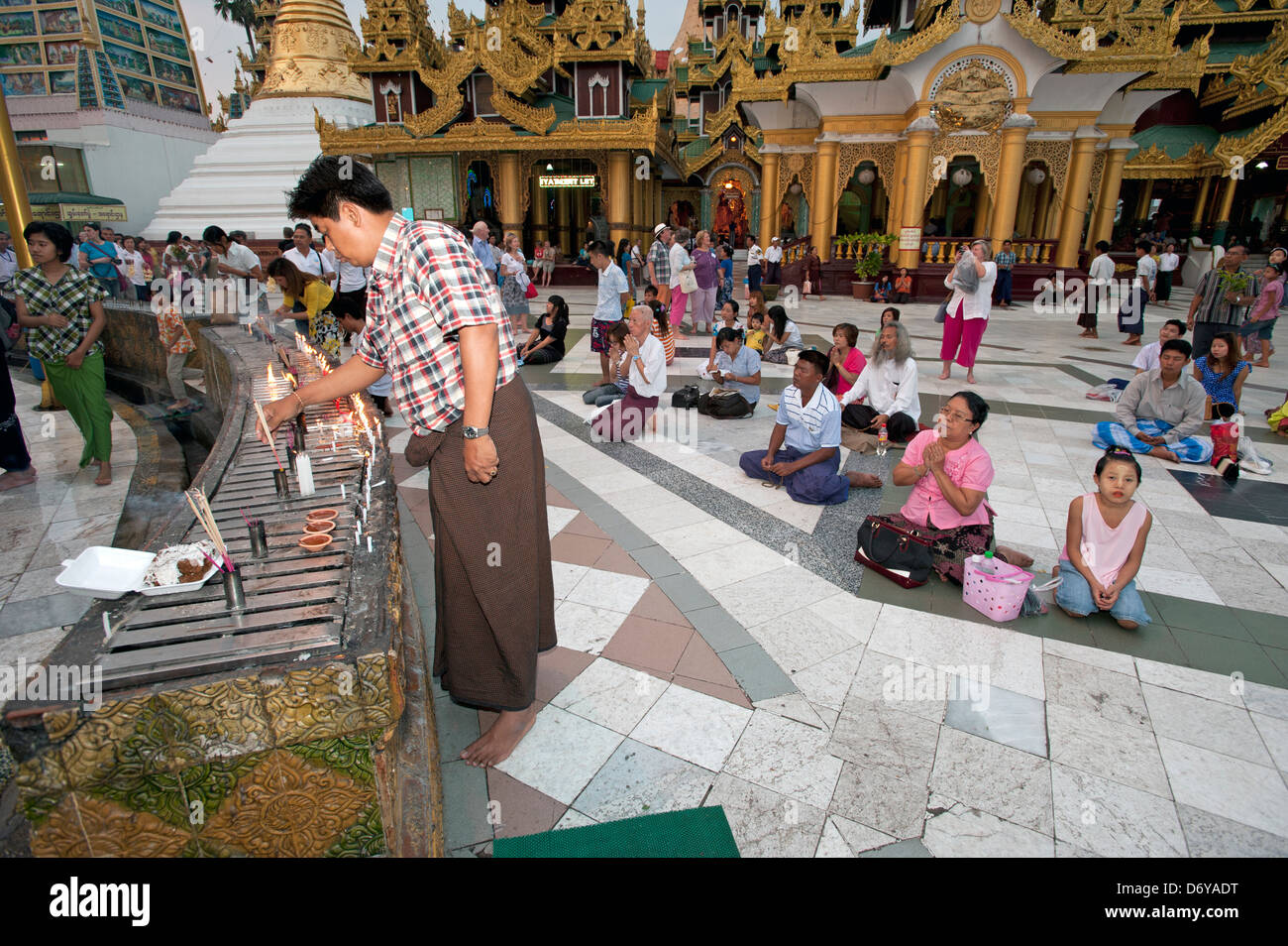 Fidèles et touristes à la pagode Shwedagon à Yangon Myanmar (Birmanie) Banque D'Images
