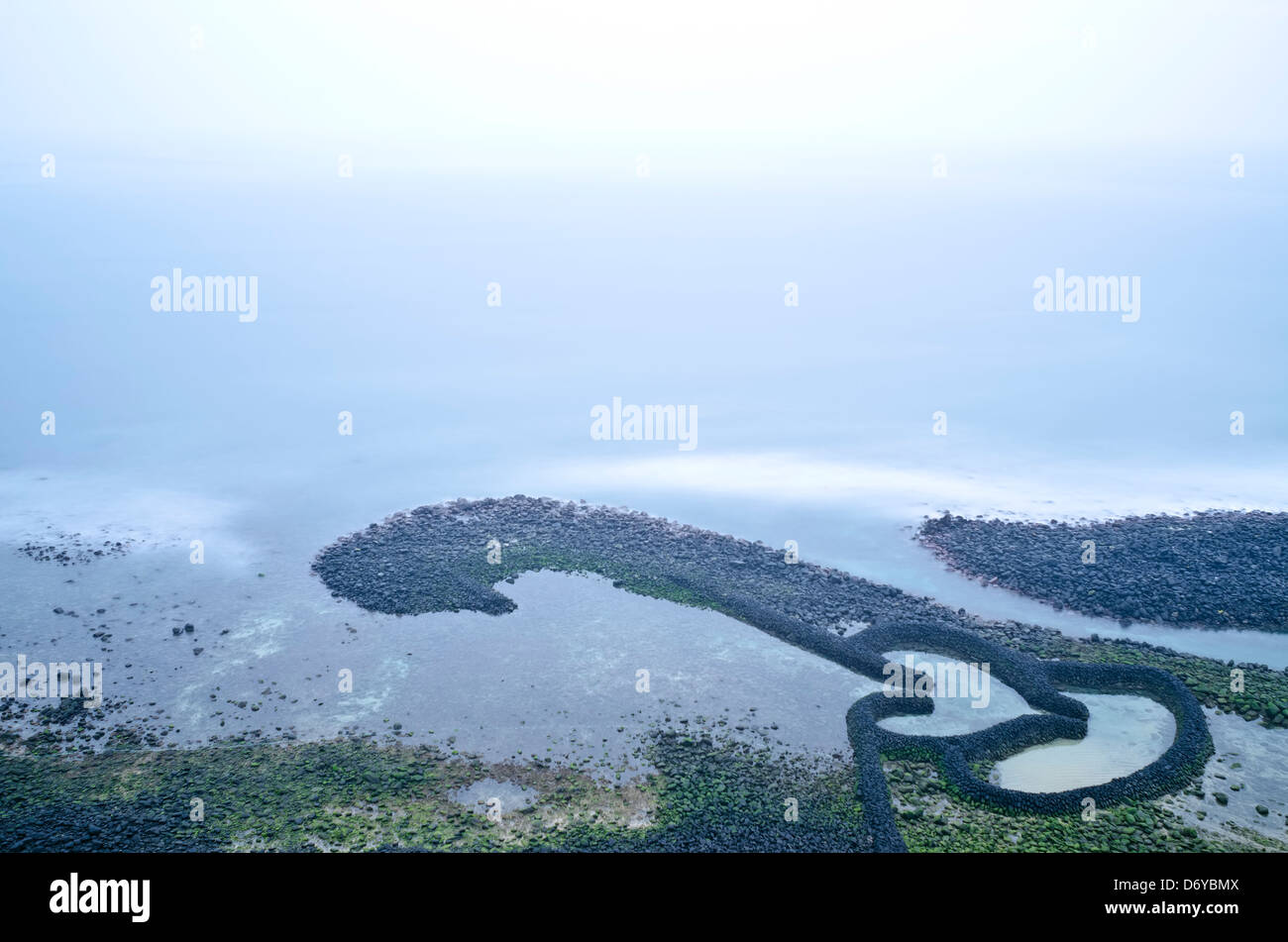 Des coeurs jumeaux Weir en pierre à l'aube dans Chinei, les îles Penghu, Taiwan Banque D'Images