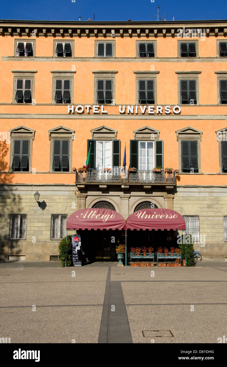 Entrée d'un hôtel, l'Hôtel Universo, Piazza Napoleone, Lucca, Toscane, Italie Banque D'Images