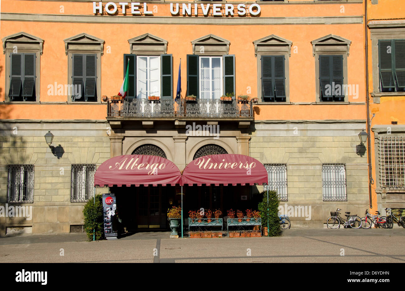 Entrée d'un hôtel, l'Hôtel Universo, Piazza Napoleone, Lucca, Toscane, Italie Banque D'Images