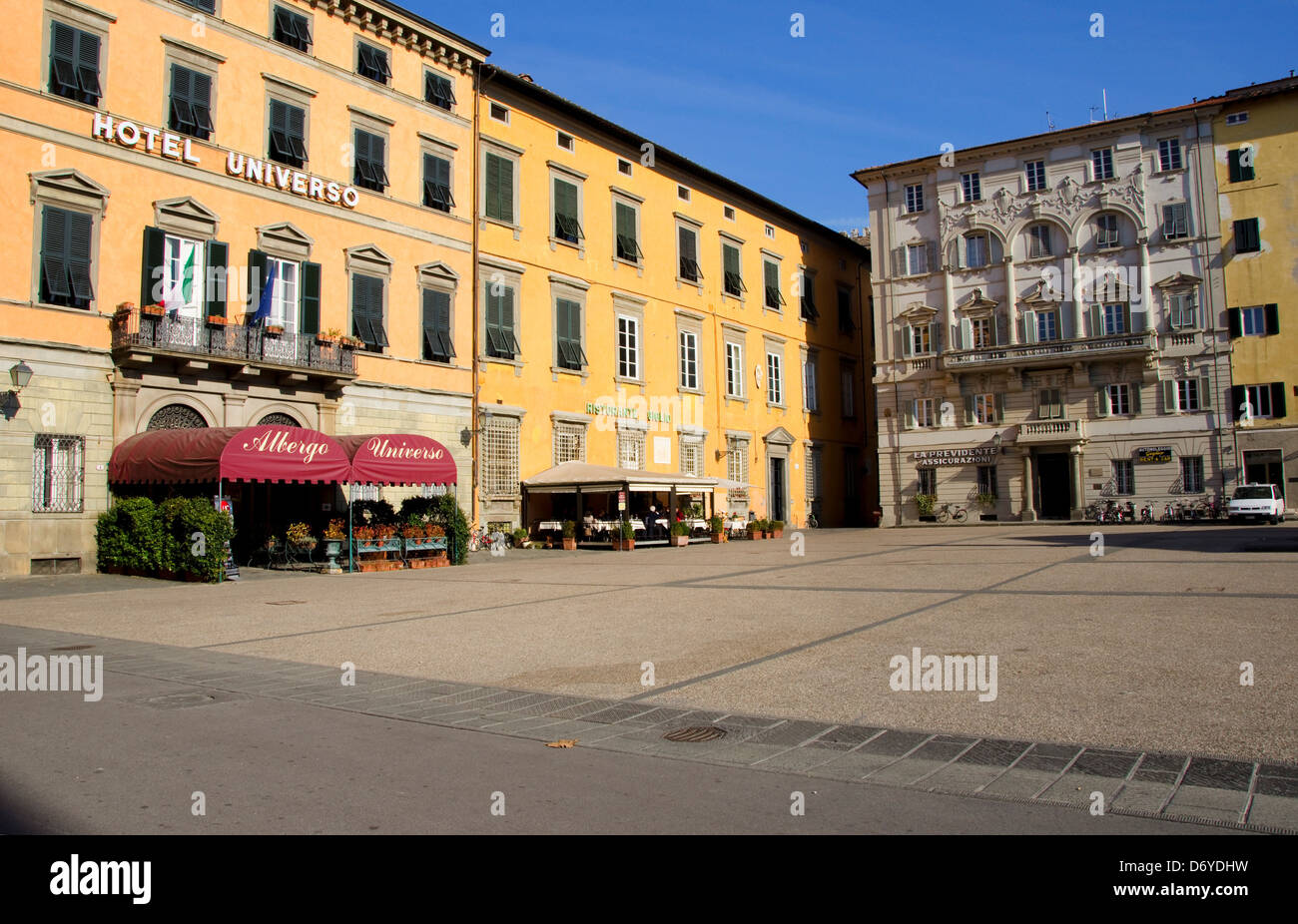 Hôtel dans une ville, l'Hôtel Universo, Piazza Napoleone, Lucca, Toscane, Italie Banque D'Images