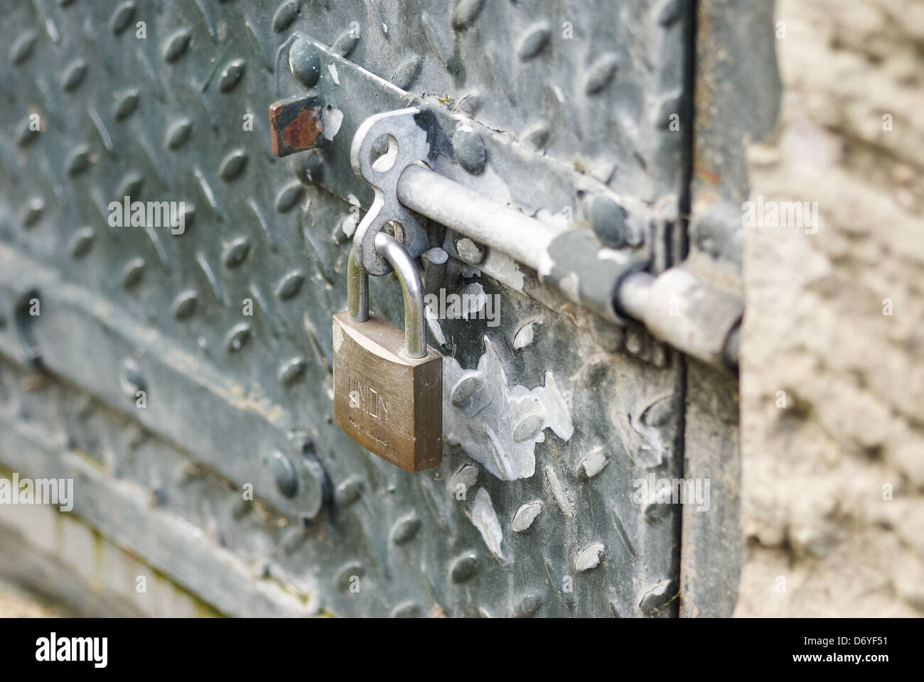 Un cadenas de l'Union européenne garde le contenu de qui sait quoi. Banque D'Images