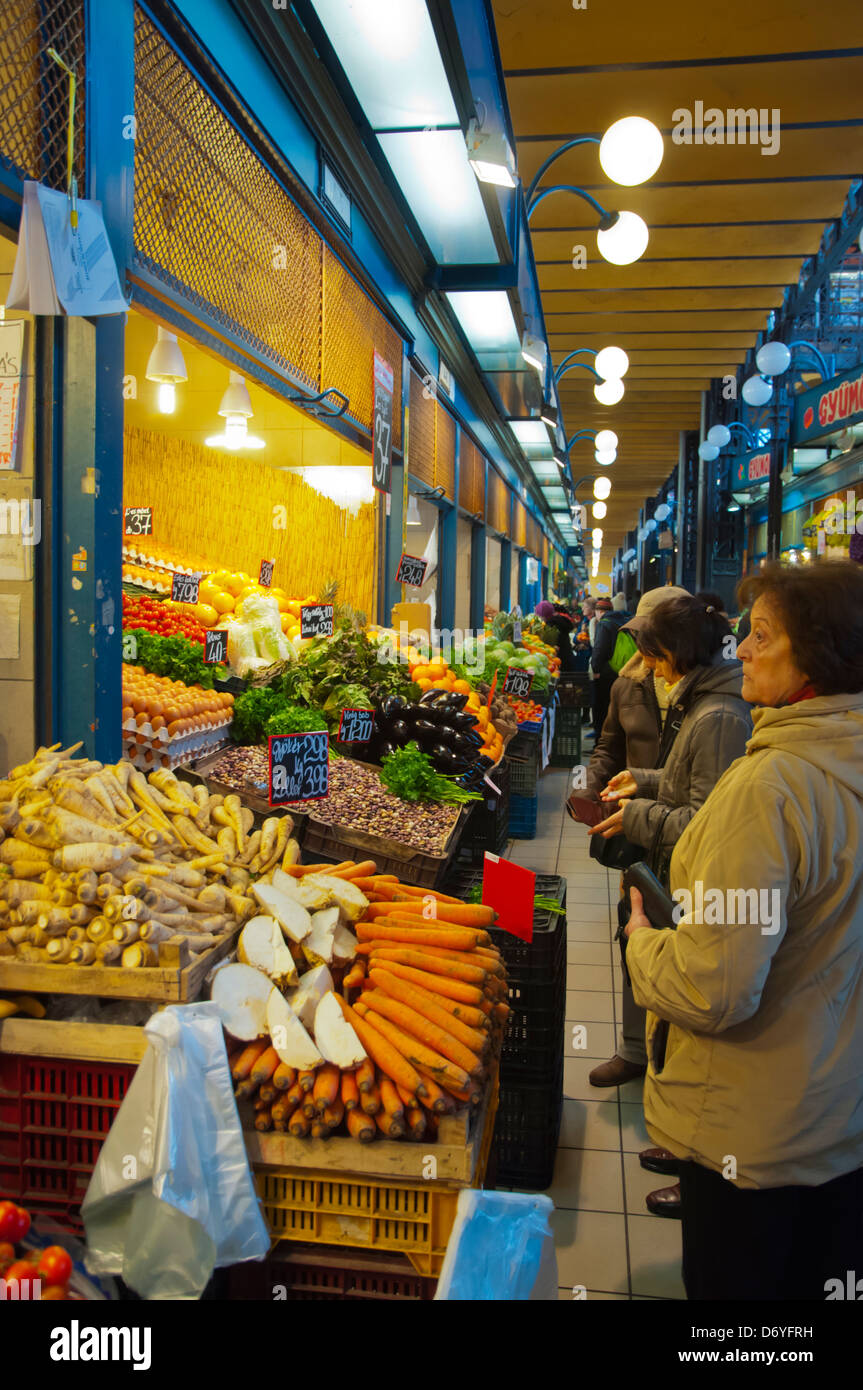 Les habitants d'acheter des légumes Nagycsarnok la Grande Halle centre de Budapest Hongrie Europe Banque D'Images