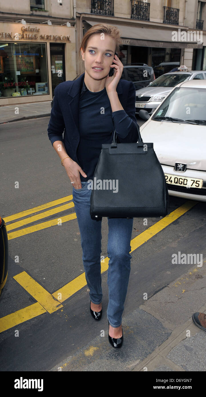 Natalia Vodianova quitter son hotel Paris, France - 05.03.12 Banque D'Images