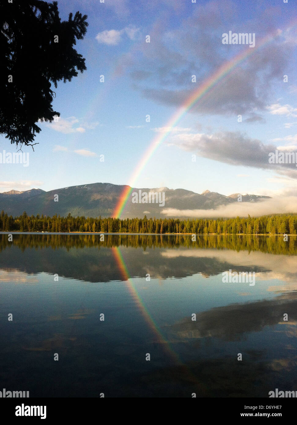 Arc-en-ciel sur le lac distant, Jasper, Alberta, Canada Banque D'Images