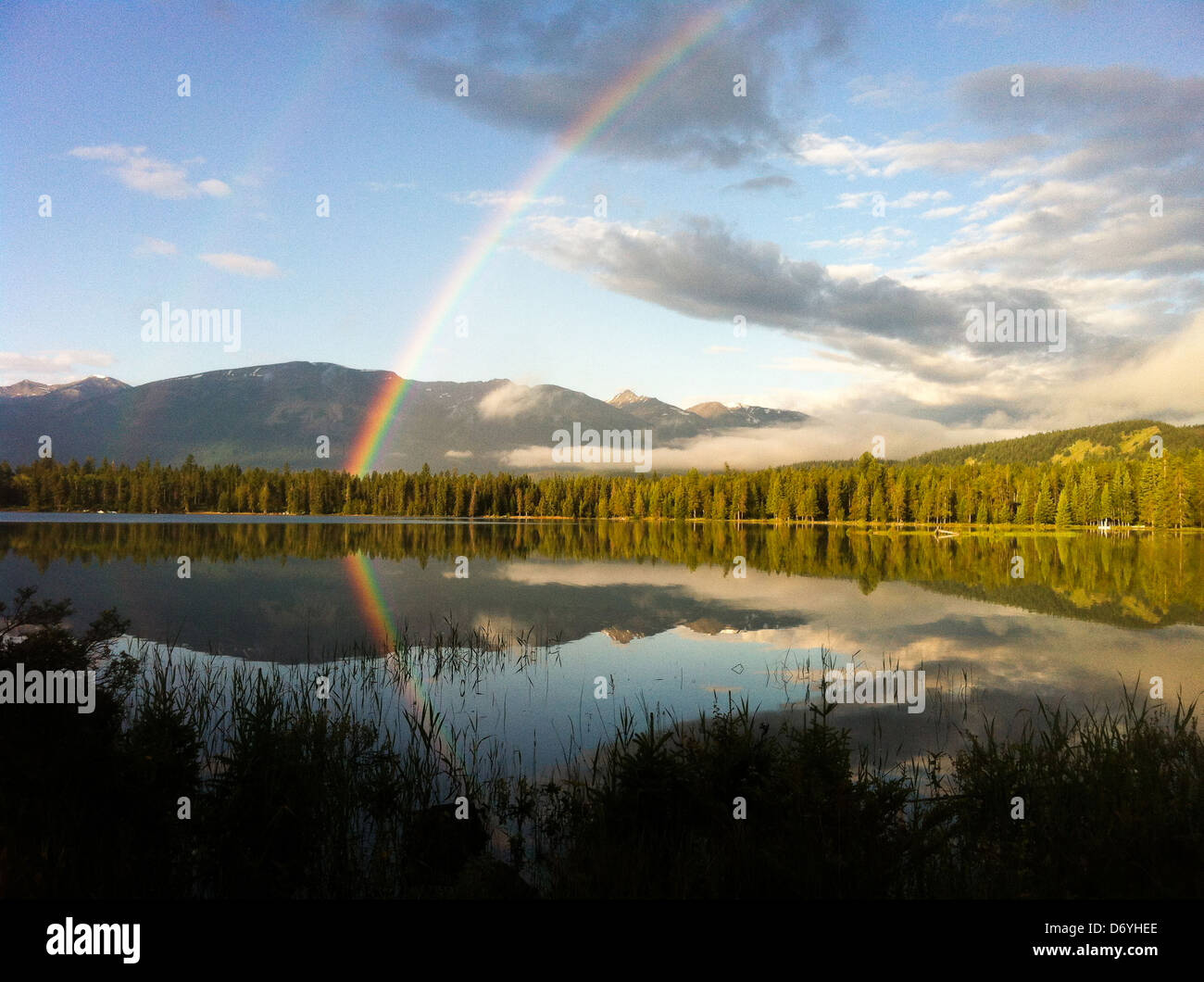 Arc-en-ciel sur le lac distant, Jasper, Alberta, Canada Banque D'Images
