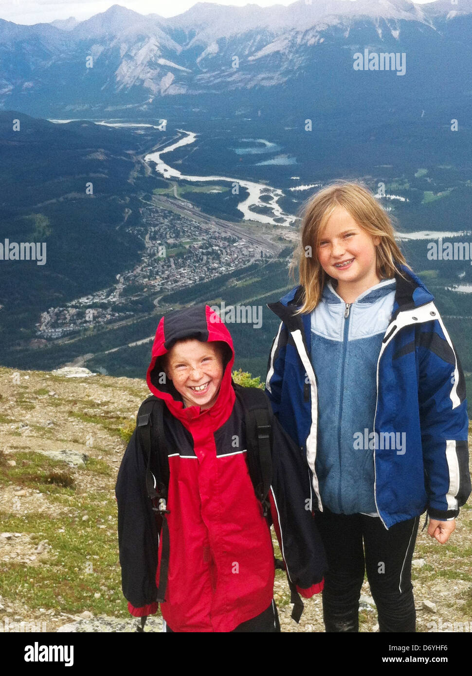 Des enfants de race blanche debout sur la montagne, Jasper, Alberta, Canada - Image de stock capturée avec un smartphone