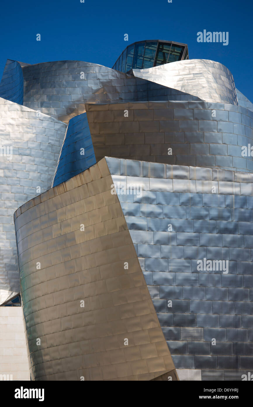 Musée Guggenheim de l'architecte Frank Gehry, conception architecturale futuriste en titane et verre à Bilbao, pays basque, Espagne Banque D'Images