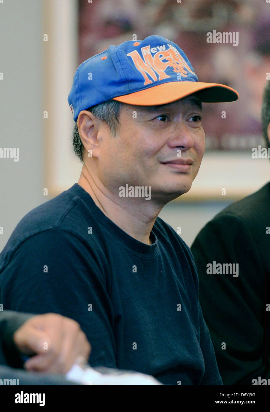 Ang Lee directeur assiste à une conférence de presse au Citi Field, où il va lancer la première balle sur nuit taiwanais au stade de baseball le 12 septembre, 2011. Queens, New York City - 01.09.11 C Banque D'Images