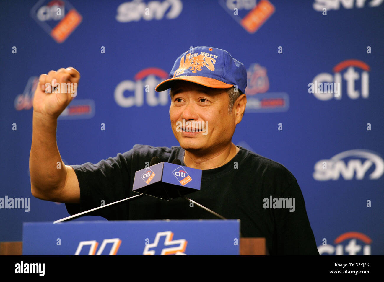 Ang Lee directeur assiste à une conférence de presse au Citi Field, où il va lancer la première balle sur nuit taiwanais au stade de baseball le 12 septembre, 2011. Queens, New York City - 01.09.11 C Banque D'Images