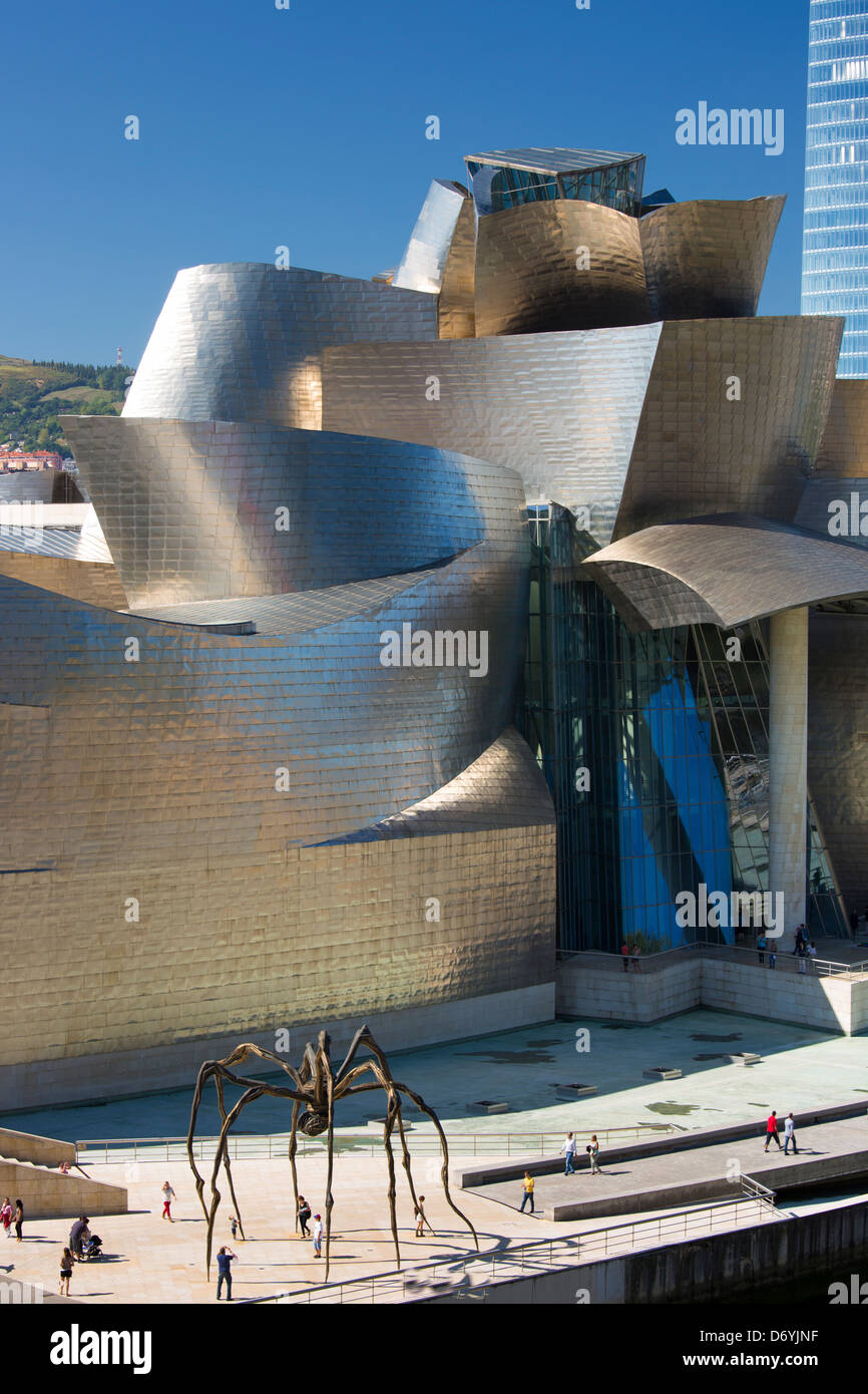 Les touristes au Guggenheim Museum voir l'araignée géante en bronze sculpture 'maman' à Bilbao, Espagne Banque D'Images