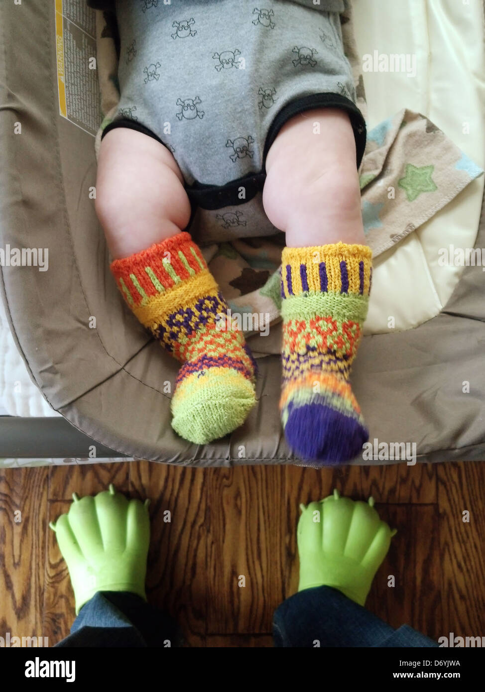 Caucasian baby wearing chaussettes colorées - Image de stock capturée avec un smartphone