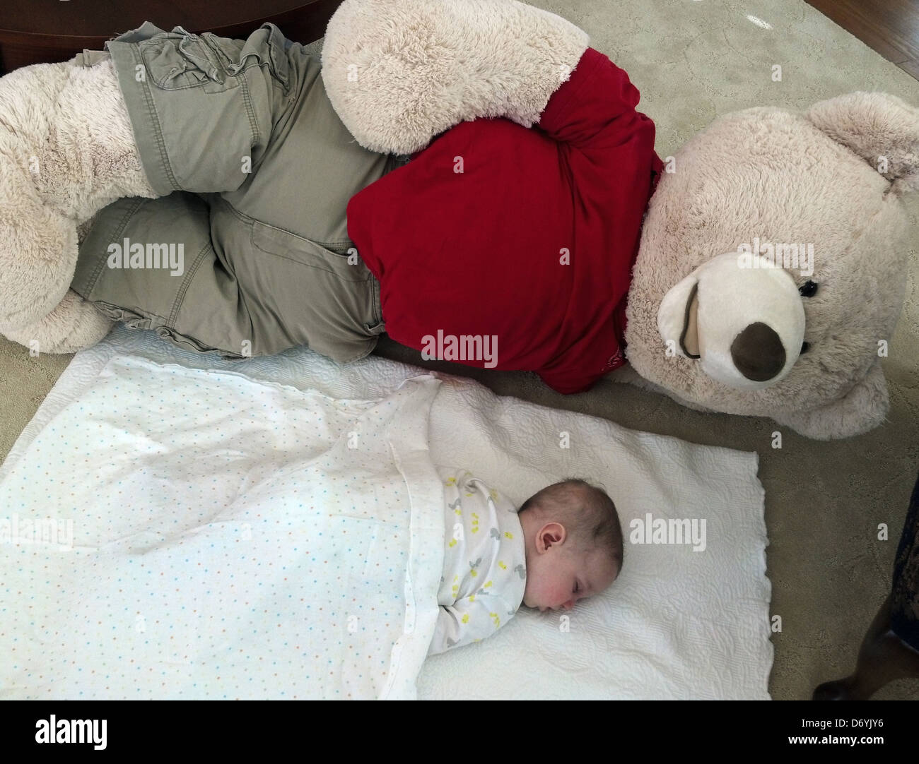 Caucasian baby sleeping on floor - Image de stock capturée avec un smartphone