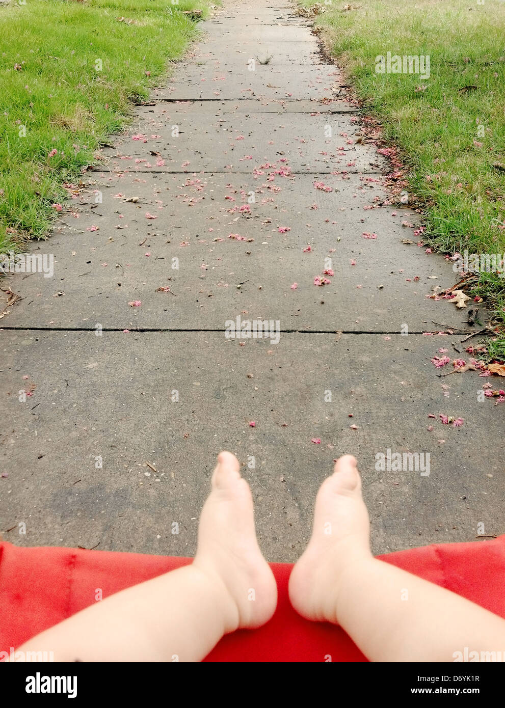 Pieds de bébé caucasien - Image de stock capturée avec un smartphone