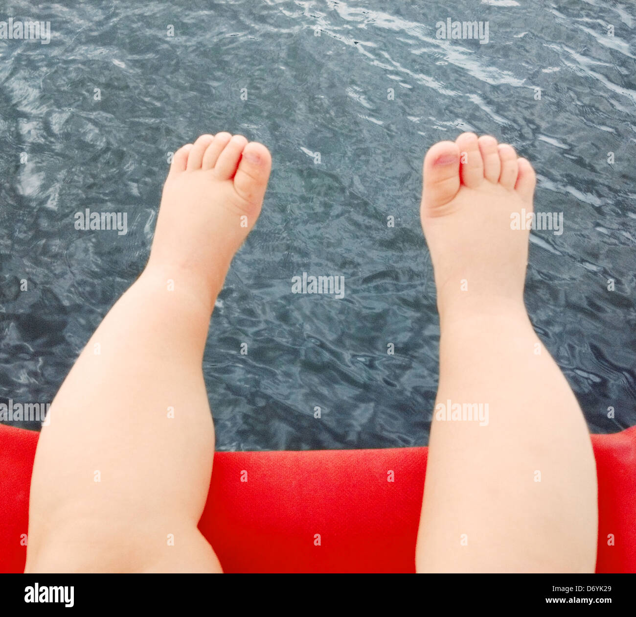 Pieds de bébé caucasien - Image de stock capturée avec un smartphone