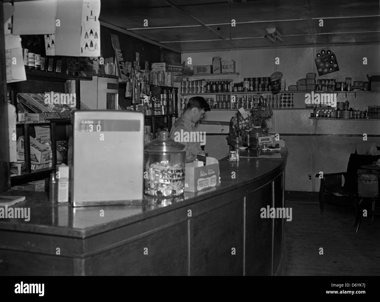 Cette image montre la Old Mill Tavern à Hopewell, en Virginie. La photographie représente un magasin local qui vendait une variété de produits, y compris des bonbons, des conserves et des produits d'épicerie. Il reflète la dépendance de la communauté à l’égard des entreprises locales pour ses besoins quotidiens. Banque D'Images