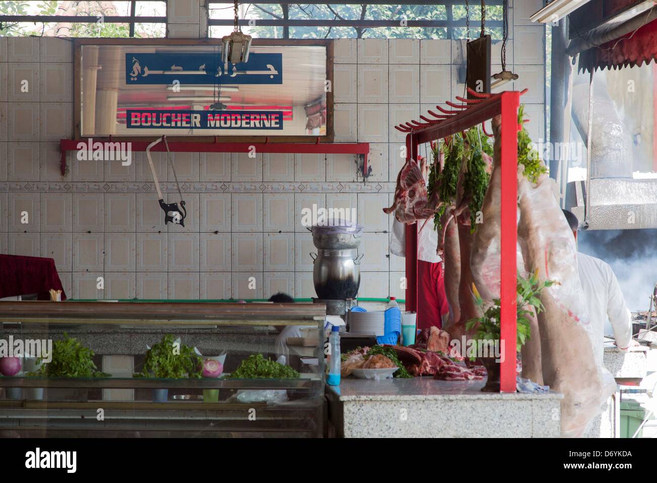 Boucherie moderne barbecue à Sidi Kacem, Maroc Banque D'Images