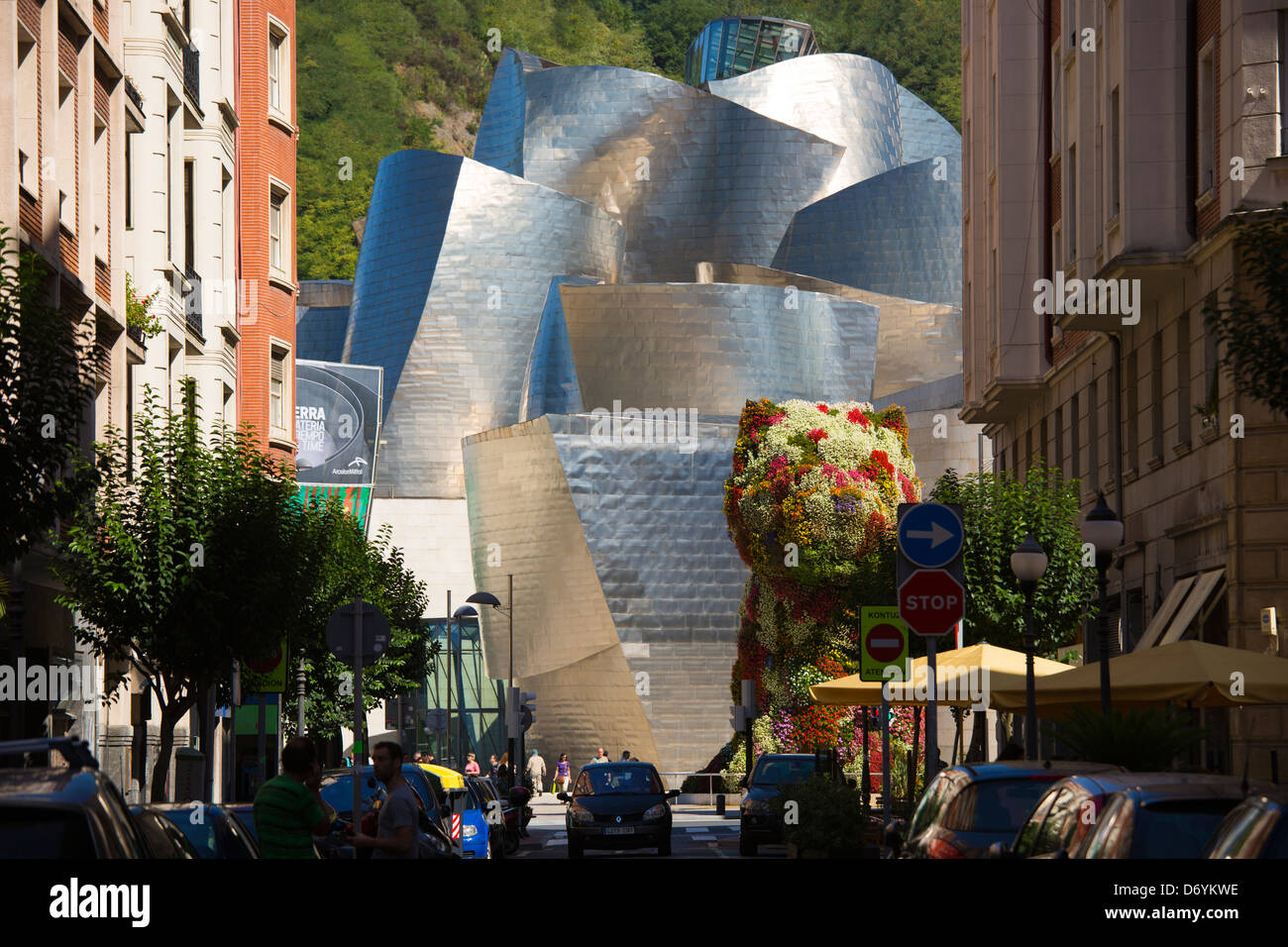 L'architecte Frank Gehry Guggenheim Museum design architectural futuriste avec fonction fleur chiot à Bilbao, Espagne Banque D'Images
