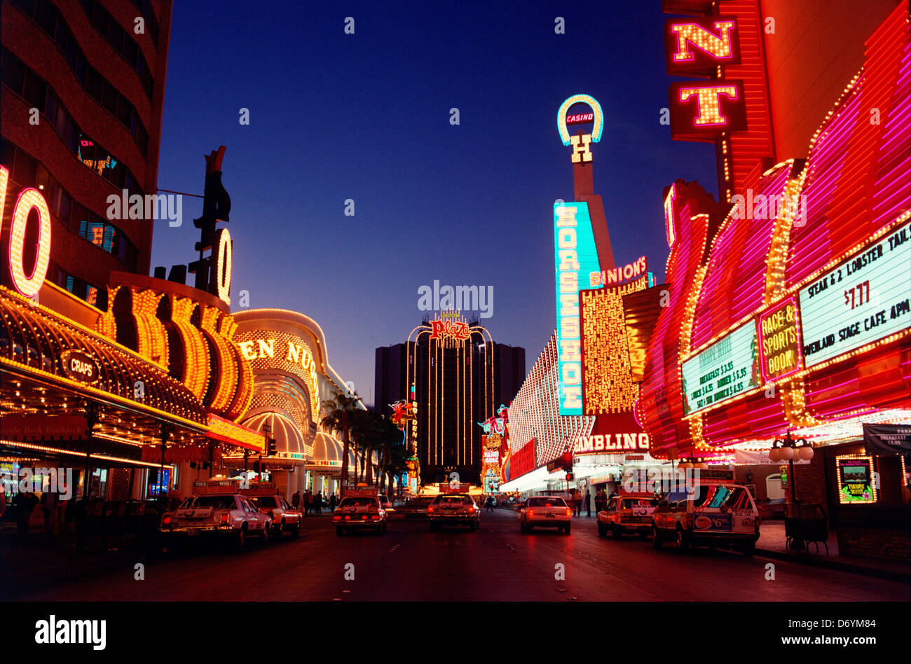 Vintage photo de lumières des néons des casinos et restaurants éclairés la nuit, Fremont Street, Las Vegas, Nevada, USA Banque D'Images