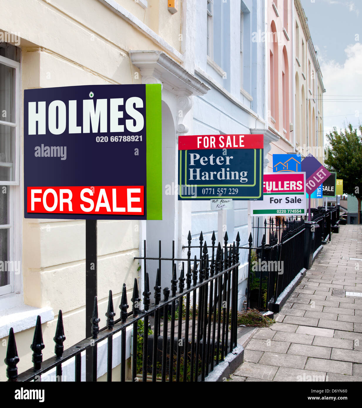 Rangée de maisons à vendre en anglais avec des signes en face de chacun  Photo Stock - Alamy