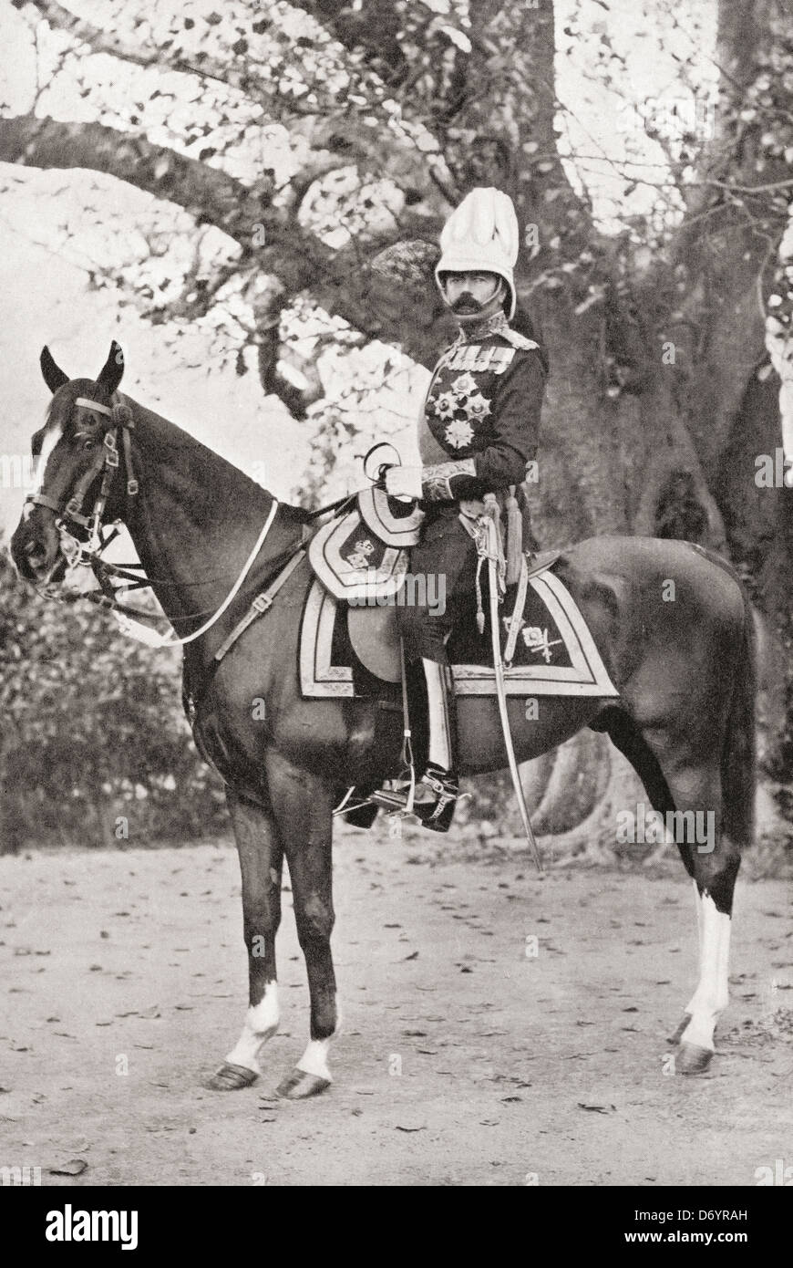 Lord Kitchener pendant son séjour en Inde, 1902-1909, sur son chargeur préféré, Democrat. Maréchal Horatio Herbert Kitchener, 1er comte Kitchener, 1850 – 1916. Officier de l'armée britannique et administrateur colonial. Banque D'Images