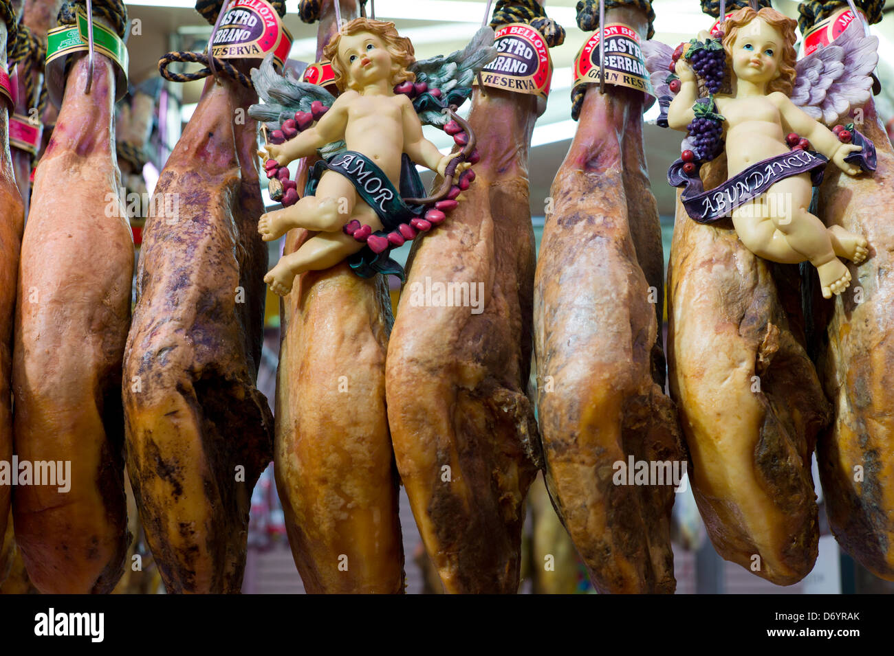 Jambon Serrano, jambon Serrano, de charcuterie en vente dans le marché de l'alimentation dans le Nord de l'Espagne, Santander Banque D'Images