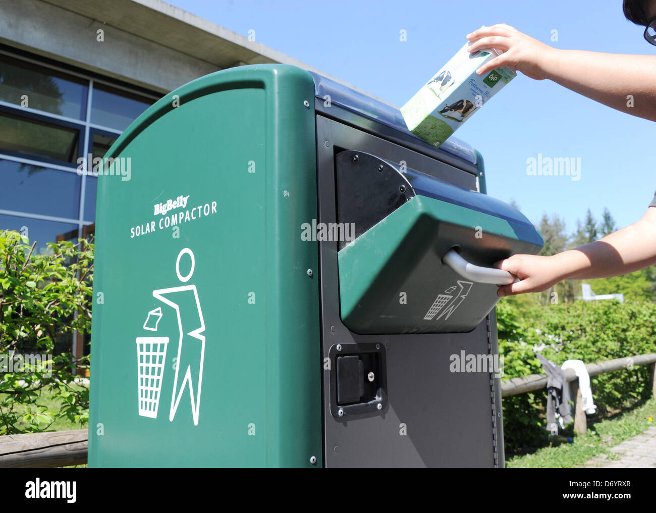 La poubelle intelligente 'Gros Ventre' est présenté à l'École Européenne de  Karlsruhe, Allemagne, 25 avril 2013. Le bac est en mesure de remercier les  utilisateurs dans 14 langues. De plus, le conteneur