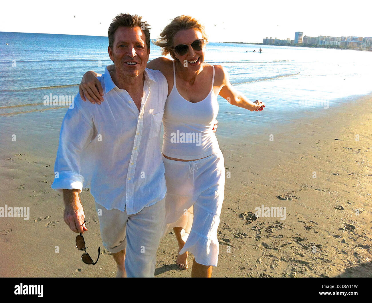 Smiling couple walking on beach - Image de stock capturée avec un smartphone