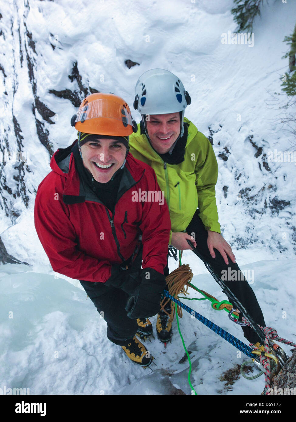 Les hommes de race blanche cascade de glace dans la neige - Image de stock capturée avec un smartphone